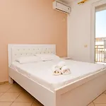 Queen & Aparthotel Shëngjin