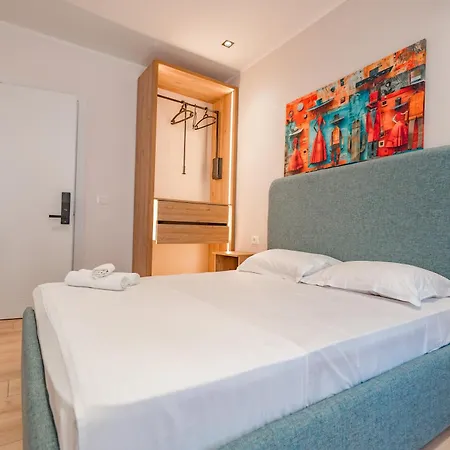 Queen & Aparthotel